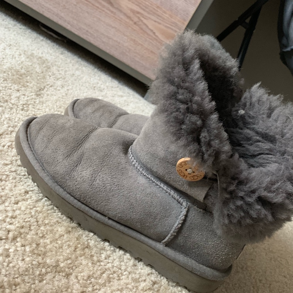 grey uggs - Picture 3 of 7